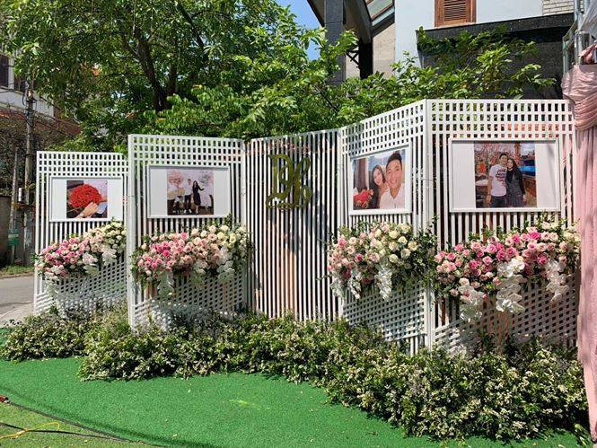 Không gian nhà gái chuẩn bị rạp ăn hỏi vô cùng công phu khi treo những bức ảnh lãng mạn của trung vệ Bùi Tiến Dũng và Khánh Linh.