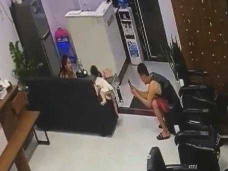 Người mẹ cho rằng nam thanh niên đưa máy lên cố tình chụp vùng kín của con gái mình, trong khi đó bé không mặc đồ trong. Ảnh cắt từ clip.