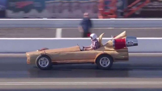  Xe gỗ di chuyển nhanh nhất. Chiếc xe được làm từ thân cây gỗ tuyết tùng đỏ đạt tốc độ 76,6 km/h.