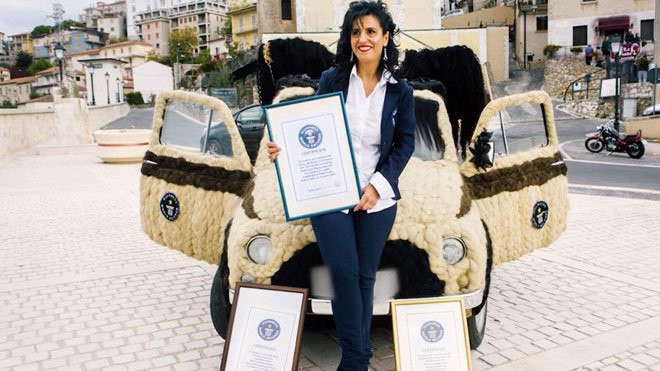 Xe bọc tóc nhiều nhất. Chiếc Fiat 500 này giữ kỷ lục thế giới vì được bao phủ 120 kg tóc người.