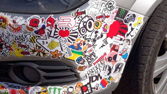 Xe dán nhiều sticker nhất. Năm 2014, một nhóm người Litva đã lập kỷ lục Guinness thế giới về số sticker dán trên xe - 14.637 miếng.