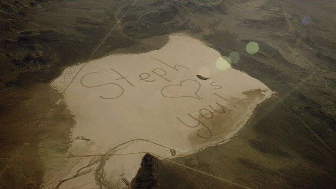 Vết lốp lớn nhất. Vết lốp được 11 chiếc Hyundai Genesis tạo ra tháng 1/2015. Thông điệp này được một bé gái gửi cho người bố vốn là phi hành gia đang làm việc trên trạm vũ trụ quốc tế.