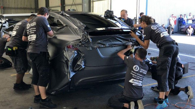 Bọc xe nhanh nhất thế giới. Kỷ lục dành cho nhóm Folien + Zubehor (Đức) vào năm 2018. Thời gian bọc một chiếc Tesla Model X chỉ trong 22 phút và 56,25 giây.