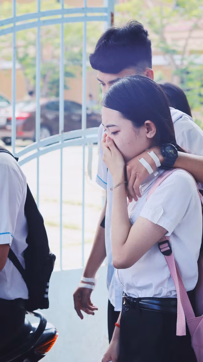 Tác giả của những bức ảnh này là bạn Ngô Trung Tín cho biết, Tín chụp được bức ảnh này trong lúc đang tham gia hoạt động tiếp sức mùa thi tại trường THPT An Biên (tỉnh Kiên Giang).