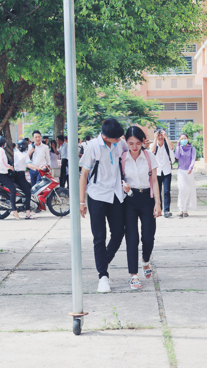 Tuy nhiên, không phải ai cũng may mắn hoàn thành tốt bài thi như ý. Thậm chí, có nhiều sĩ tử còn tỏ ra thất vọng ngay sau buổi thi đầu tiên TN THPT 2019.