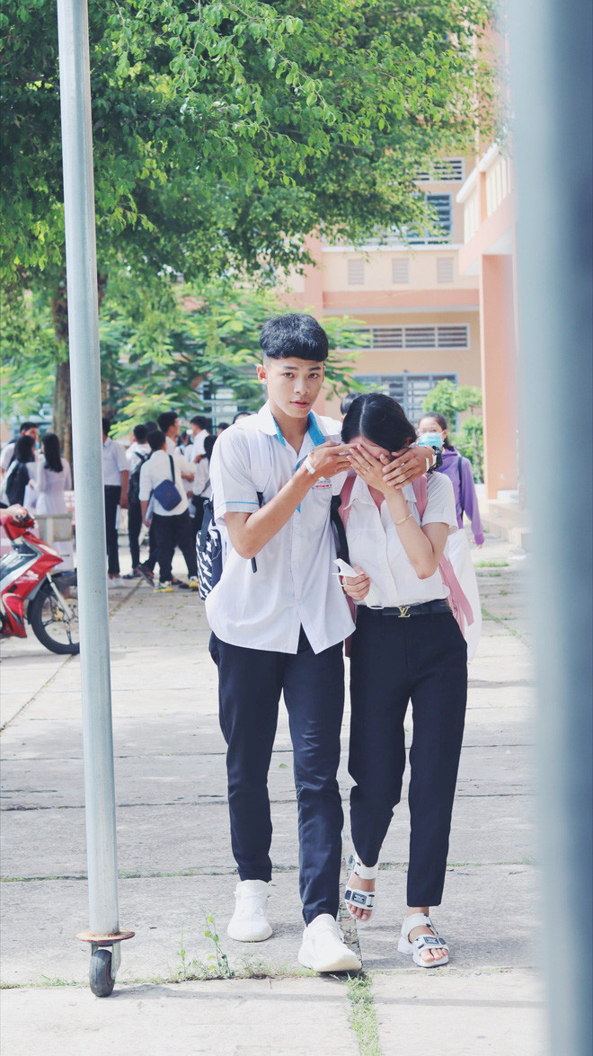 Ngay trong đợt thi TN THPT Quốc gia 2019, loạt ảnh xúc động mùa thi khi một nữ sinh bật khóc sau khi làm bài thi Ngữ văn, thấy bạn mình buồn bã, một nam sinh đã nhanh chóng đều dìu và an ủi người bạn đang gây xúc động đối với CĐM.