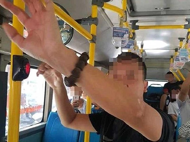 Thu dam tren xe buyt va bat cap phap ly