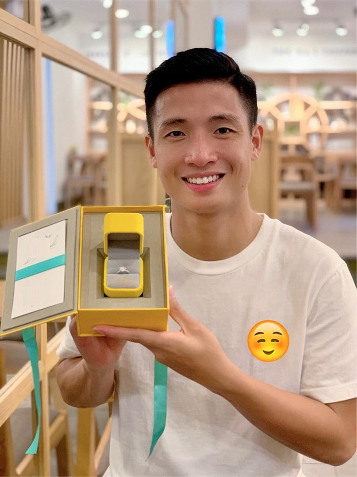 Trước đó 1 ngày, Bùi Tiến Dũng còn khiến fan ghen tỵ khi khoe hình ảnh đi mua nhẫn đính hôn. 