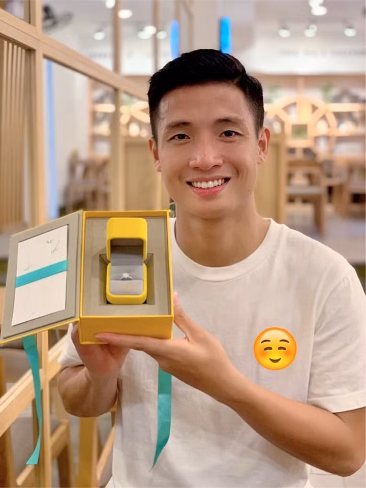 Trước đó 1 ngày, Bùi Tiến Dũng còn khiến fan ghen tỵ khi khoe hình ảnh đi mua nhẫn đính hôn. 
