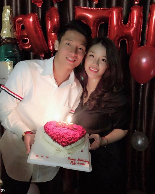 Cả hai thường xuyên khoe những khoảnh khắc ngọt ngào và dành cho đối phương những lời "mật ngọt". Người hâm mộ cũng thường xuyên thấy Khánh Linh xuất hiện trên khán đài để cổ vũ cho bạn trai.