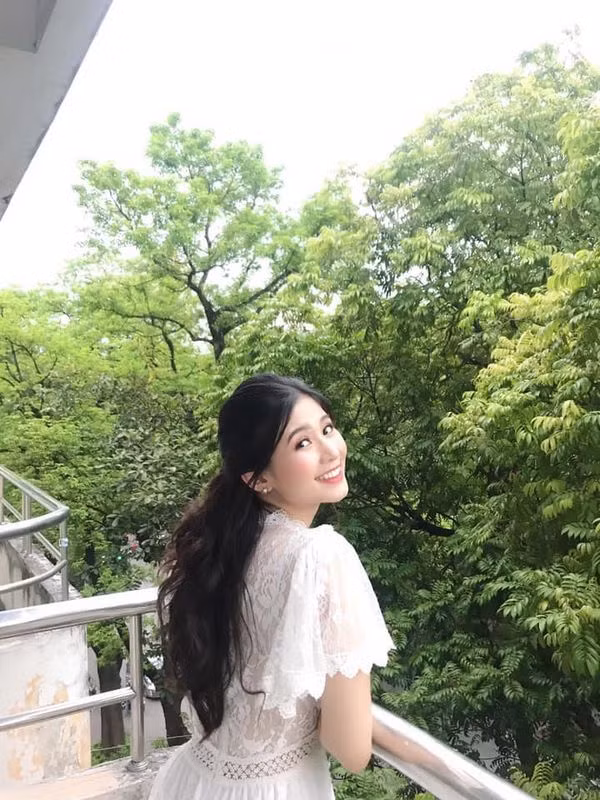 Trước đó, Quỳnh Trang từng được dân mạng chú ý vì bức hình chụp góc nghiêng xinh đẹp. Bức ảnh cô mặc váy trắng, chụp góc nghiêng khi đang nhìn thẳng nhận về nhiều lời khen ngợi bởi nụ cười tươi tắn.