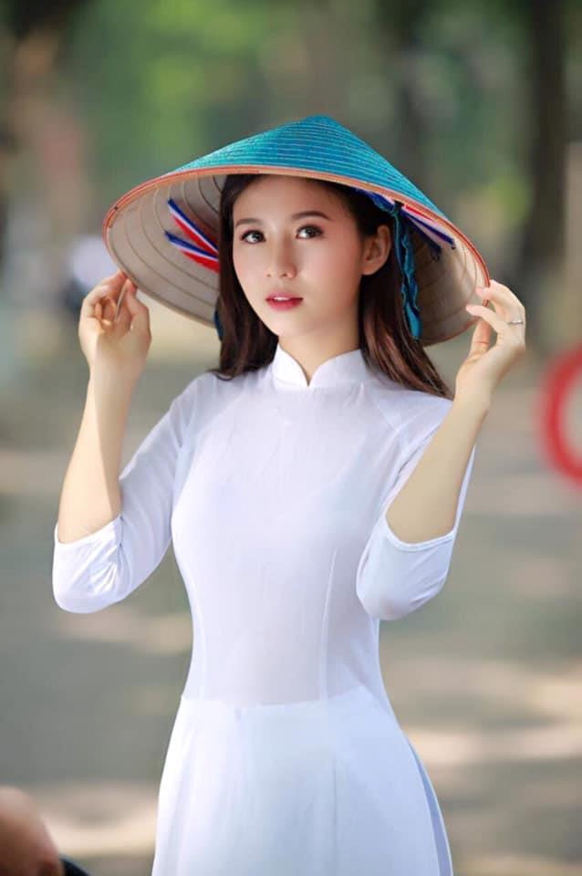 Theo tìm hiểu, nữ sinh này là Nguyễn Quỳnh Trang, sinh năm 2001, hiện đang là học sinh khoa Thanh nhạc ở trường Cao đẳng Nghệ thuật Hà Nội.