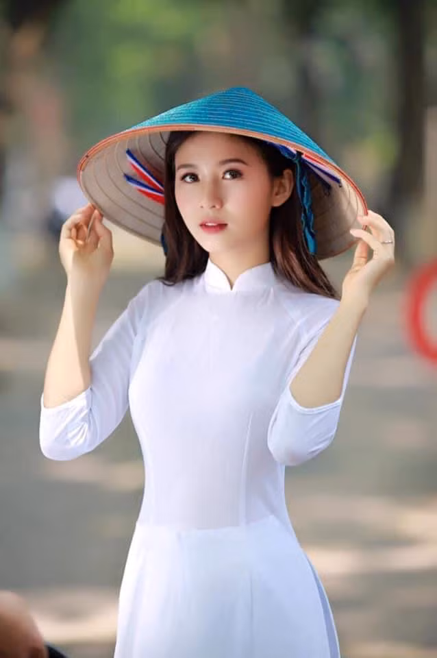 Theo tìm hiểu, nữ sinh này là Nguyễn Quỳnh Trang, sinh năm 2001, hiện đang là học sinh khoa Thanh nhạc ở trường Cao đẳng Nghệ thuật Hà Nội.