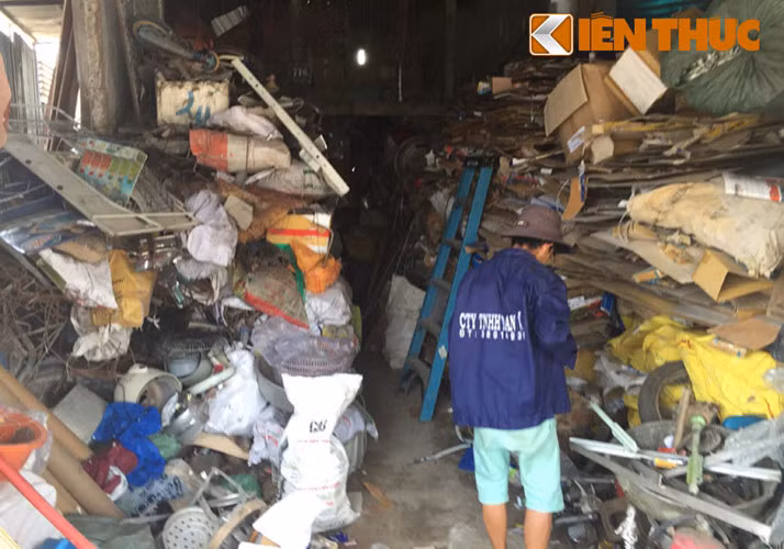 Giấy vụn cùng đủ thứ phế liệu chất kín trong căn nhà chỉ rộng chưa đến 100m2 tại một điểm thu mua phế liệu trên địa bàn quận 12, TP.HCM. Hiểm hoạ về cháy nổ đang tiềm ẩn và người dân địa phương vô cùng lo sợ sẽ xảy ra thảm họa.