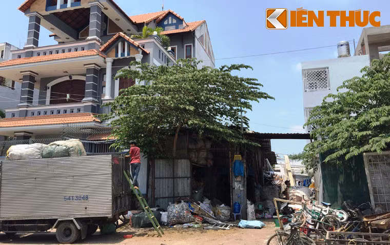 Chủ căn nhà lầu này ngụ cuối đường số 6, phường Hiệp Bình Chánh, quận Thủ Đức và nhiều nhà dân xung quanh những ngày qua "sống trong sợ hãi" sau vụ nổ ở thôn Quan Độ, xã Văn Môn, huyện Yên Phong, tỉnh Bắc Ninh, làm nhiều người thương vong. Lý do là ngay tại khu vực họ sinh sống cũng đang tồn tại một cơ sở thu mua phế liệu. "Họ mua thứ gì, phân loại ra sao hàng xóm chúng tôi sao biết được. Chỉ mong chính quyền thường xuyên kiểm tra và có hướng giải quyết di dời thì chúng tôi mới an tâm", một người dân chia sẻ.