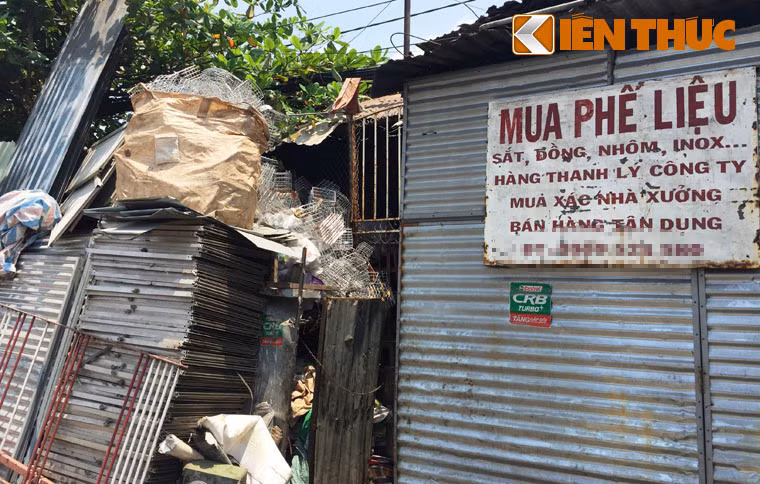 Điểm thu mua phế liệu nằm ven QL13, đoạn qua địa bàn phường Hiệp Bình Phước, quận Thủ Đức dựng hàng loạt tấm tôn, sắt thép sát đường dây điện. Nguy cơ chập điện gây tai nạn chết người và cháy nổ có thể xảy ra bất cứ lúc nào và điều đáng nói là nơi này chỉ cách điểm trường tiểu học vài trăm mét.