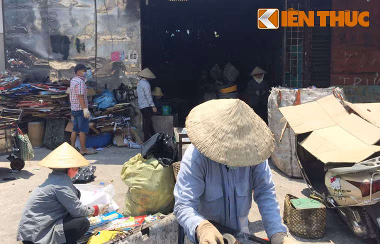 Chỉ đoạn ngắn trên đường Chu Văn An (đoạn từ đường Đinh Bộ Lĩnh đến đường Xô Viết Nghệ Tĩnh, quận Bình Thạnh), có gần 10 điểm thu mua phế liệu với đủ loại "mặt hàng" được người thu mua từ khắp nơi đem đến để bán. Giấy vụn, thùng đựng hoá chất, bình gas rỉ sét, bao nylon, hàng gia dụng phế thải, sắt thép...chất ngổn ngang được tập kết chật kín trong điểm thu mua tràn ra đến tận vỉa hè.