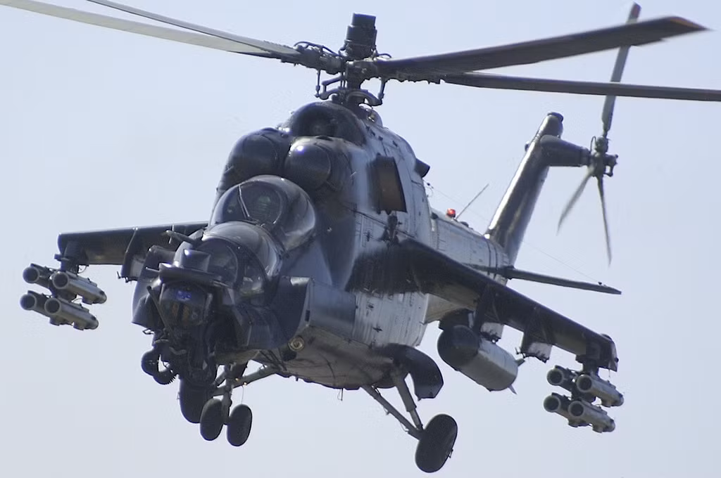 Buồng lái cho phi công trực thăng Mi-24 Super Hind được trang bị 2 màn hình hiển thị đa chức năng 6x8 inch với khả năng hiển thị bản đồ kỹ thuật số, buồng lái có giao diện bắt mắt và thân thiện đối với phi công. Các thiết bị điện tử trên trực thăng có trọng lượng nhẹ hơn và tích hợp khả năng nhìn đêm.