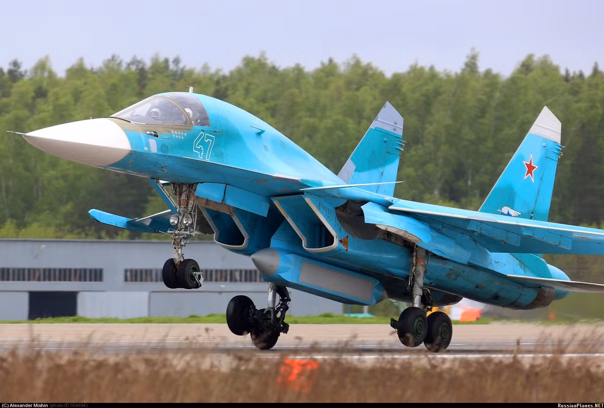 Nhưng không dừng lại ở đó, Sukhoi OKB và Bộ Quốc phòng Nga vẫn nỗ lực khai thác tối đa tiềm năng, khả năng tác chiến đa dạng của Sukhoi Su-34. Theo một nguồn tin mới đây, các máy bay Su-34 đang được phát triển để triển khai hệ thống tình báo - điện tử (ELINT) làm nhiệm vụ trinh sát, do thám thay thế mẫu Su-24MP.