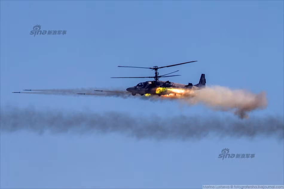 Dàn máy bay chiến đấu Nga nói chung và lực lượng trực thăng Nga nói chung trong ngày khai mạc Aviadarts 2016 đã thực hiện màn khai hỏa cực kỳ ấn tượng cùng màn bay biểu diễn mạo hiểm chưa bao giờ đẹp hơn thế.
