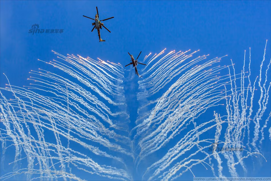 Bộ đội trực thăng tấn công Mi-28 thả pháo sáng tạo “màn bắn pháo hoa trên không” rực rỡ giữa bầu trời xanh.