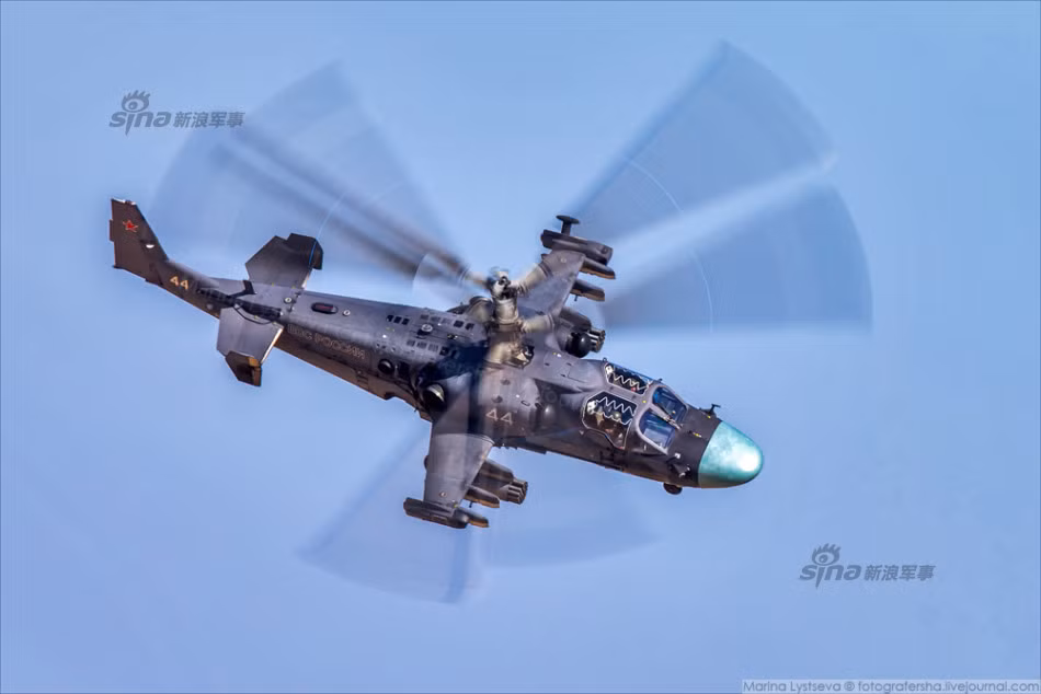 Trực thăng tấn công Ka-52 trong động tác bay thao diễn.