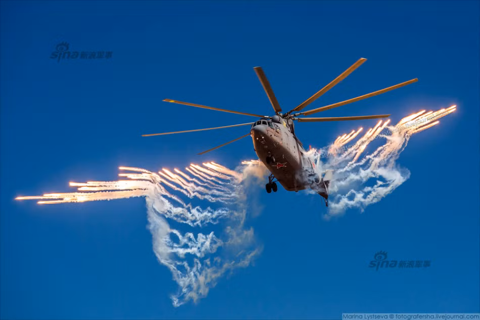 Khoảnh khắc phụt pháo sáng ra hai bên từ chiếc Mi-26T.