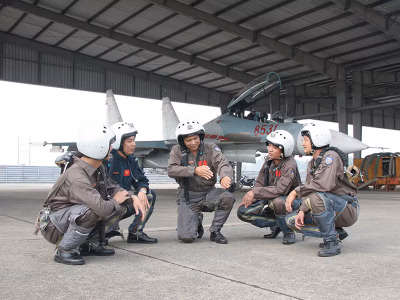 Với thông tin này, hóa ra lâu nay các cán bộ, chiến sĩ Trung đoàn 927 lại đang có mặt ngay tại sân bay Sao Vàng (Thanh Hóa) – nơi đóng quân của Trung đoàn 923 Yên Thế. Việc cả hai trung đoàn cùng xuất hiện ở một nơi như vậy, khả năng cao các phi công, cán bộ - chiến sĩ 927 được 923 huấn luyện đào tạo bay chuyển loại máy bay tiêm kích Su-30MK2 hiện đại.