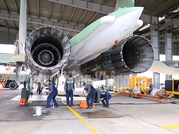 Có lẽ phải sau khi đơn vị xe máy kỹ thuật trung đoàn 927 về Kép và làm tốt công tác chuẩn bị mọi điều kiện kỹ thuật xong xuôi thì các phi công 927 anh hùng mới bắt đầu đưa tiêm kích Su-30MK2 từ Sao Vàng về Kép.