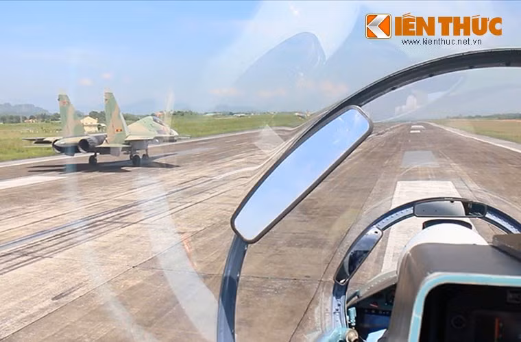 Hiện tiêm kích Su-30MK2 đã được trang bị cho hai trung đoàn gồm: Trung đoàn 935 ở Biên Hòa, Đồng Nai và Trung đoàn 923 ở Thọ Xuân, Thanh Hóa. Số Su-27 còn lại trang bị cho Trung đoàn 940 đóng ở Bình Định.