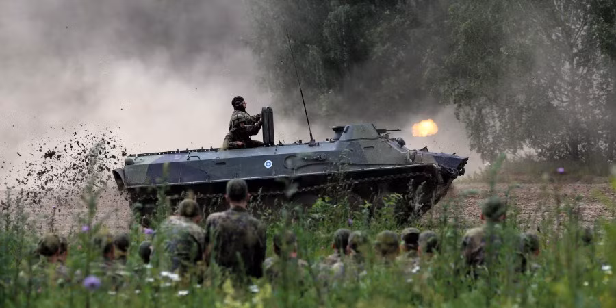 Hỏa lực cơ bản của dòng xe bọc thép chở quân này chỉ có một tháp pháo nhỏ ở đầu xe với khẩu súng máy 7,62mm PKT. Giáp xe dày từ 3-14mm có thể chống được đạn súng máy, các mảnh bom, đạn pháo.