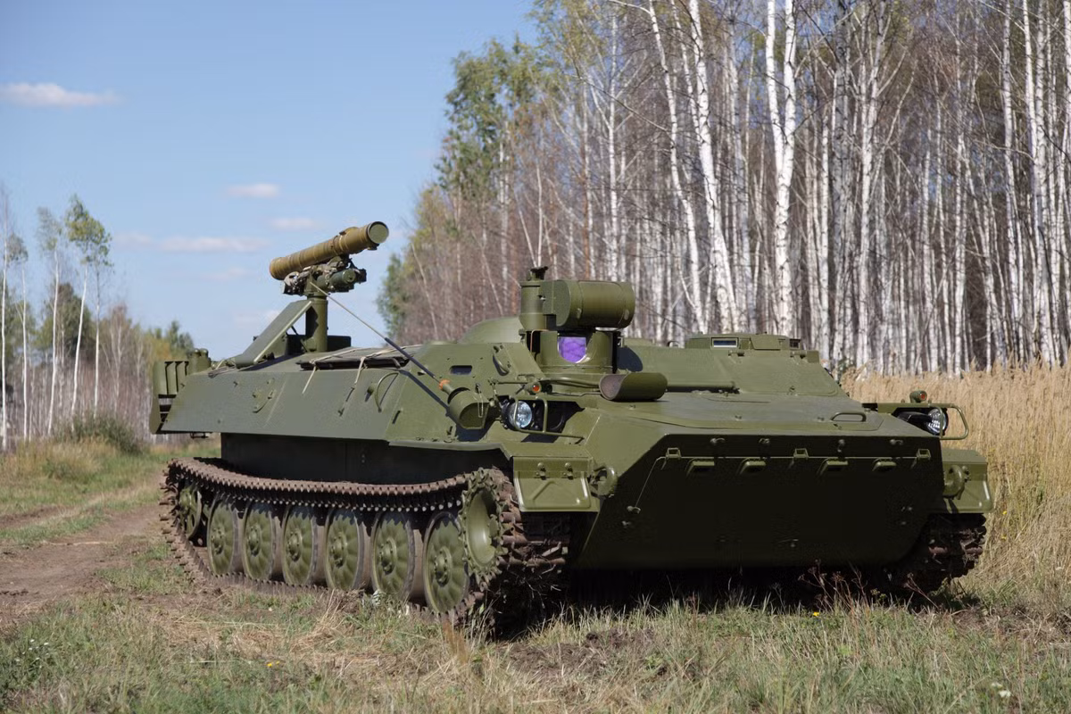 Trong ảnh là tổ hợp tên lửa chống tăng tự hành 9P149 Shturm-S sử dụng khung gầm MT-LB. Trên xe được trang bị bệ phóng đơn có thể gấp gọn khi hành quân dành cho tổ hợp tên lửa chống tăng 9K114 Shturm với đạn tên lửa 9M114 đạt tầm bắn 400-5km, dùng hệ dẫn đường vô tuyến lái bán tự động SACLOS.