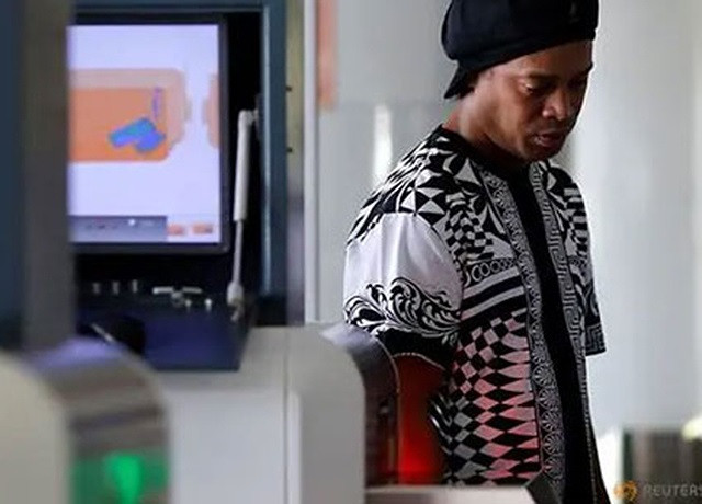 He lo nguyen nhan Ronaldinho bi tuoc ho chieu va phong toa tai san