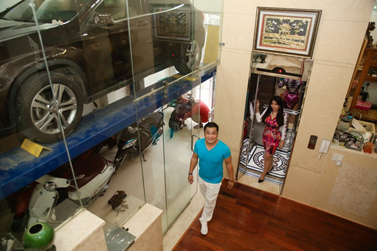 "Đột nhập" biệt thự xa hoa, rộng mênh mông của diễn viên Lý Hùng - Hình 13 Vì sợ ngập nước, Lý Hùng đặt mua từ Mỹ cầu nâng xe đủ chỗ cho 2 xe hơi.