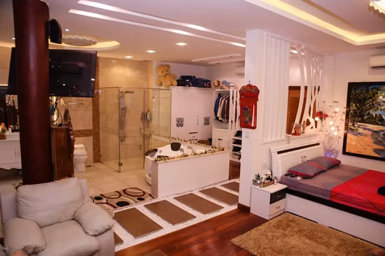 Phòng ngủ hơn 100 m2 cả Lý Hùng. Ảnh: Zing