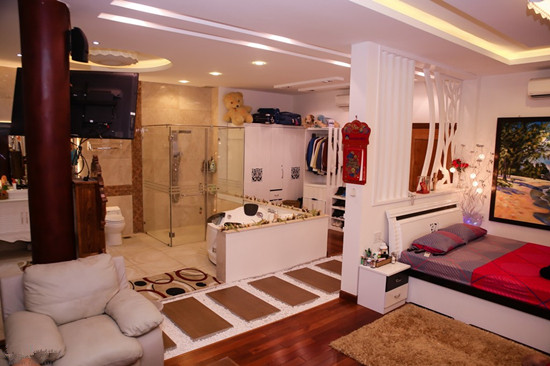 "Đột nhập" biệt thự xa hoa, rộng mênh mông của diễn viên Lý Hùng - Hình 10 Phòng ngủ hơn 100 m2 cả Lý Hùng. Ảnh: Zing