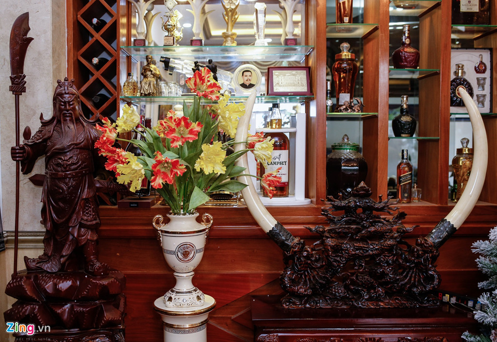 "Đột nhập" biệt thự xa hoa, rộng mênh mông của diễn viên Lý Hùng - Hình 9 Nơi trưng bày hình ảnh gia đình, giải thưởng mà các thành viên đạt được trong sự nghiệp diễn xuất. Ảnh: Zing