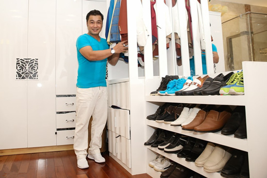 "Đột nhập" biệt thự xa hoa, rộng mênh mông của diễn viên Lý Hùng - Hình 11 Tủ đồ của nam diễn viên nổi tiếng một thời.