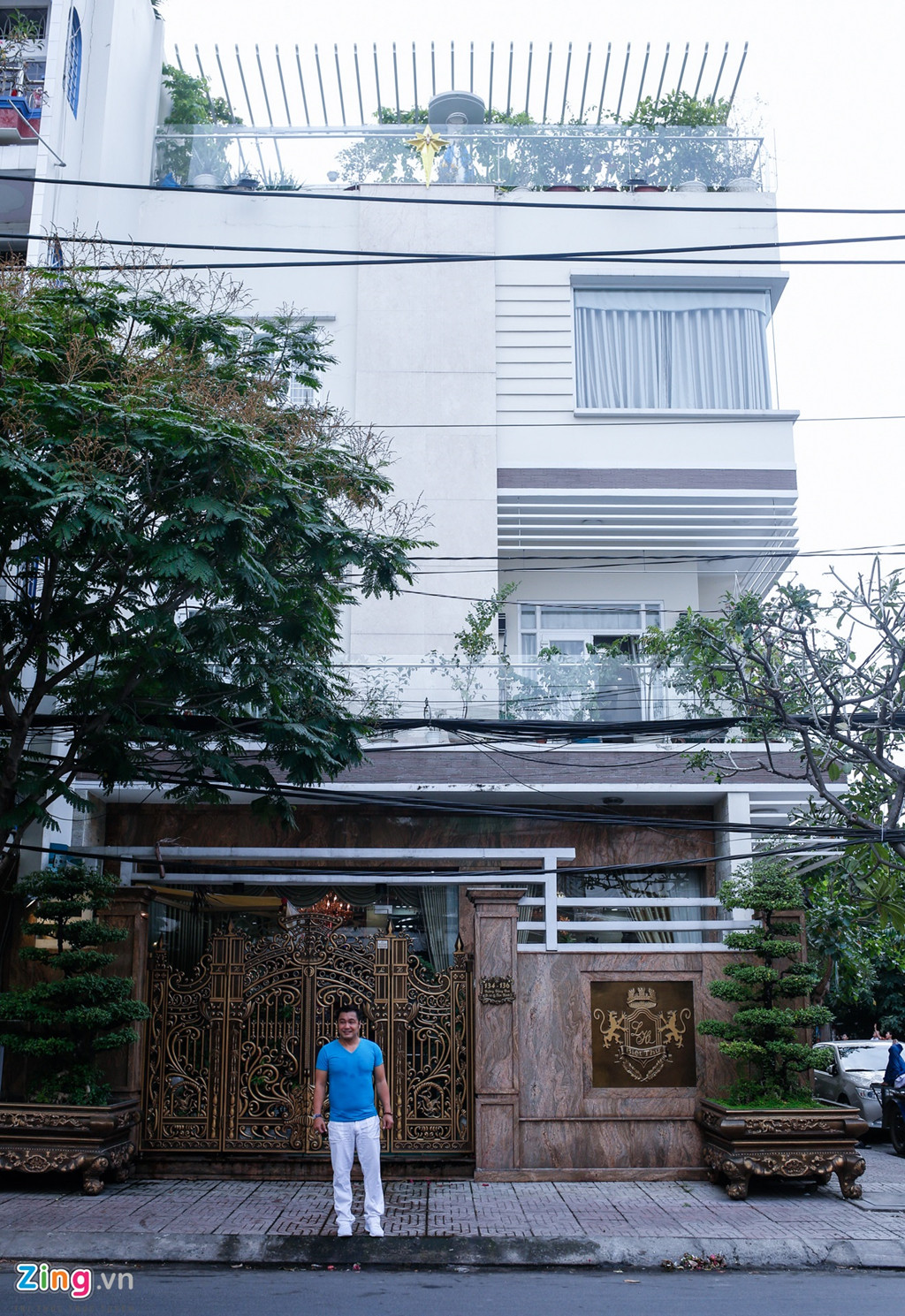 "Đột nhập" biệt thự xa hoa, rộng mênh mông của diễn viên Lý Hùng - Hình 7 Biệt thự của diễn viên Lý Hùng nằm trong khu dân cư yên tĩnh ở quận Tân Bình, TP.HCM. Biệt thự gồm một trệt và 2 lầu, sân thượng. Nam diễn viên cho biết tổng diện tích sàn là 700 m2.