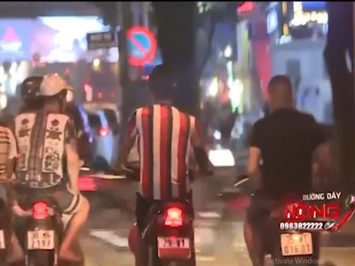  3. Trèo kéo dịch vụ mại dâm trên đường Trần Duy Hưng: Nhiều năm qua, tình trạng trèo kéo, lừa đảo mại dâm để cưỡng đoạt tài sản diễn ra công khai tại phố Trần Duy Hưng, Hà Nội khiến người dân bức xúc.