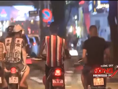  3. Trèo kéo dịch vụ mại dâm trên đường Trần Duy Hưng: Nhiều năm qua, tình trạng trèo kéo, lừa đảo mại dâm để cưỡng đoạt tài sản diễn ra công khai tại phố Trần Duy Hưng, Hà Nội khiến người dân bức xúc.