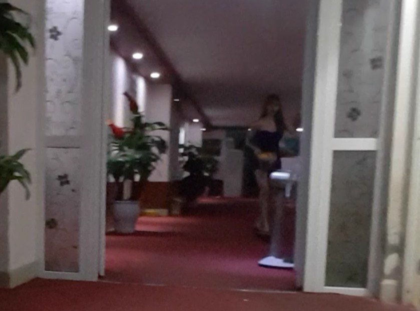 Tại cơ sở massage kích dục nằm trong trung tâm văn hóa thể thao quận Bắc Từ Liêm, nam nhân viên gợi ý cho khách hàng nên làm thẻ thành viên để lần sau được giảm giá trên toàn hệ thống.