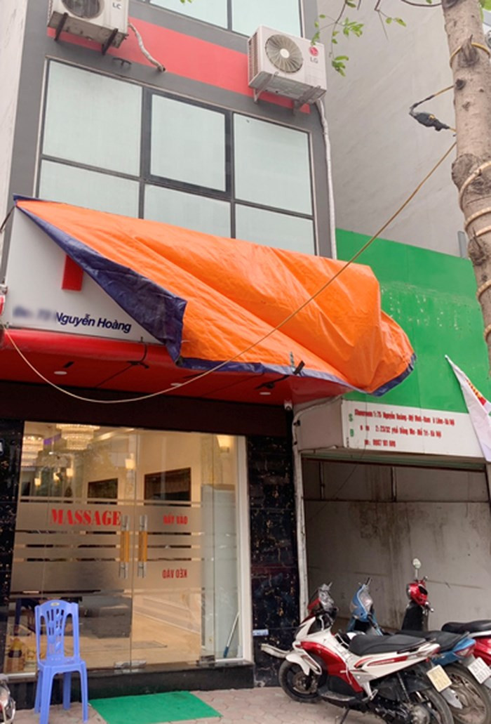 Đáng chú ý trước đó, vào đầu tháng 3/2019, cơ sở này đã bị CAQ Nam Từ Liêm ra quyết định xử phạt hành chính số tiền 10 triệu đồng do thiếu giấy chứng nhận đủ điều kiện đảm bảo về ANTT, yêu cầu cơ sở dừng đóng cửa. Sau quyết định xử phạt nói trên, cơ sở massage Tokuda đã che biển hiệu, tiếp tục lén lút hoạt động. Cơ sở này liên tục đăng thông tin tuyển nhân viên trên mạng.