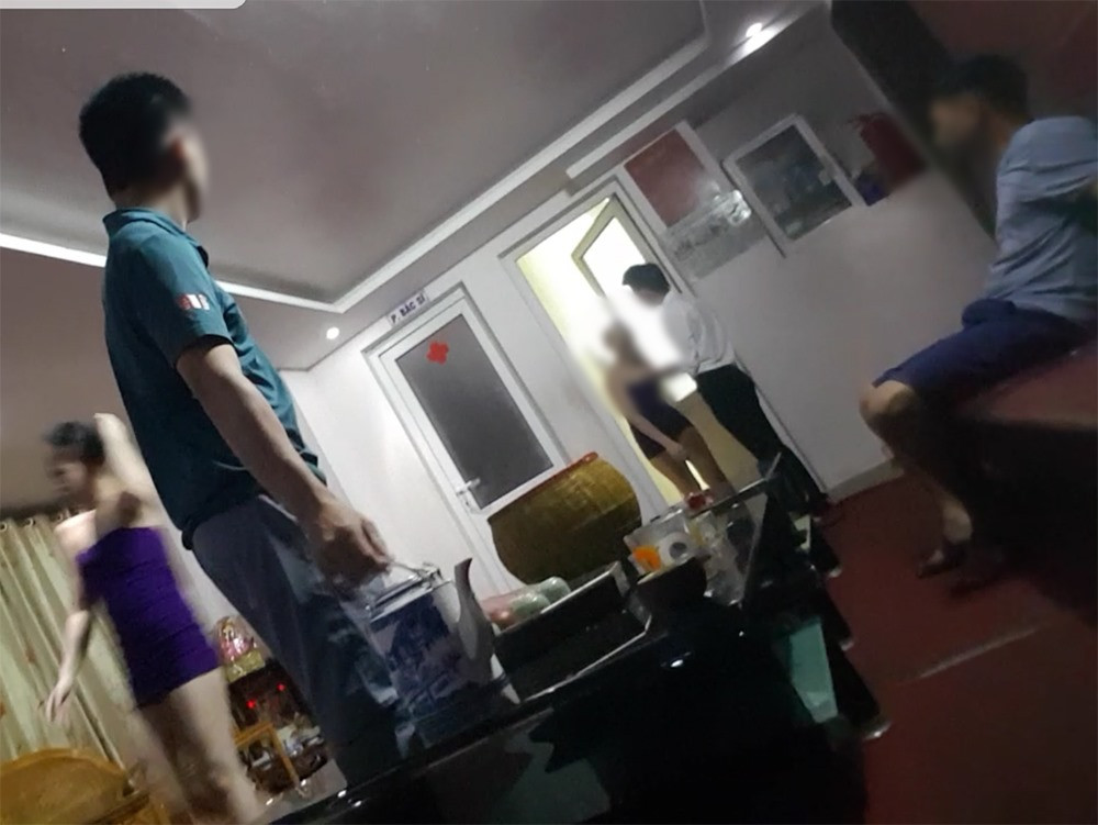 Ngoài massage kích dục, bar "tay vịn", khu vực này còn có nhà hàng ăn uống, quán billard và khu vực để xe, bít nghẹt khoảng sân rộng. (Ảnh Lao Động)