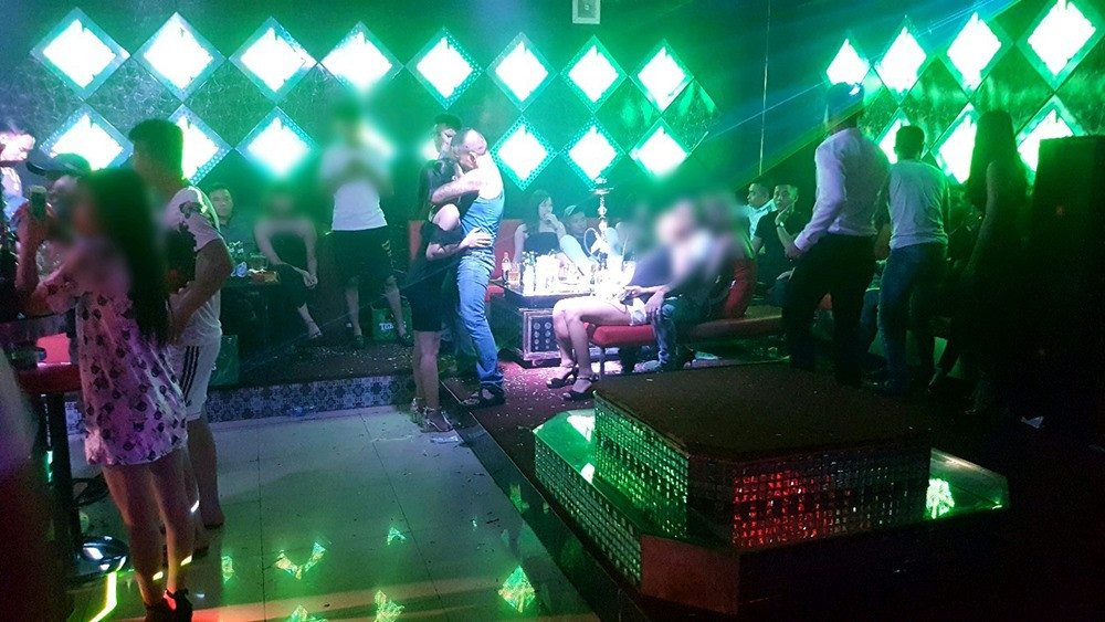 Một số hình ảnh ăn chơi thác loạn được PV ghi lại.