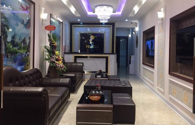  4. Bắt quả tang nữ nhân viên không mặc quần áo trong massage Tokuda: Chiều 23/3/2019, tổ công tác Đội CSHS CAQ Nam Từ Liêm bất ngờ kiểm tra hành chính cơ sở massage Tokuda có địa chỉ trên đường Nguyễn Hoàng, phường Mỹ Đình 2, phát hiện tại 4 phòng trên tầng 2 của cơ sở có 4 đôi nam nữ trong trạng thái “trần như nhộng”. Các nhân viên nữ của cơ sở thừa nhận massage và kèm kích dục cho khách.