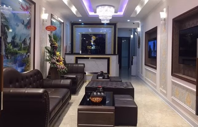  4. Bắt quả tang nữ nhân viên không mặc quần áo trong massage Tokuda: Chiều 23/3/2019, tổ công tác Đội CSHS CAQ Nam Từ Liêm bất ngờ kiểm tra hành chính cơ sở massage Tokuda có địa chỉ trên đường Nguyễn Hoàng, phường Mỹ Đình 2, phát hiện tại 4 phòng trên tầng 2 của cơ sở có 4 đôi nam nữ trong trạng thái “trần như nhộng”. Các nhân viên nữ của cơ sở thừa nhận massage và kèm kích dục cho khách.