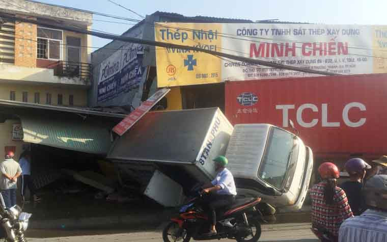 Trước đó, hơn 4h rạng sáng cùng ngày, xe container mang BKS: 51C - 933.35, lưu thông trên đường Nguyễn Duy Trinh hướng từ đường Nguyễn Xiển về vòng xoay Phú Hữu.