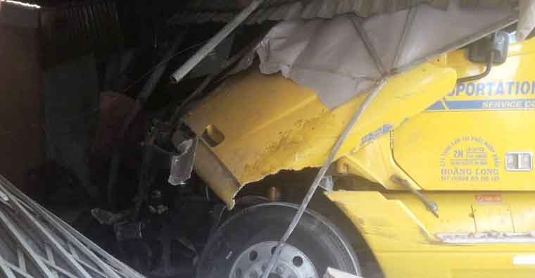 Chưa dừng lại, chiếc xe container tiếp tục lao tới, tông vào 1 cửa hàng bán vật liệu xây dựng ở số 1433 Nguyễn Duy Trinh, rồi chui đầu vào nhà dân kế bên ở số 1431. Rất may, nhiều người trong 2 căn nhà dù đang ngủ bên trong nhưng không ai bị thương. Tuy nhiên, nhiều người được một phen hốt hoảng, tháo chạy ra ngoài.