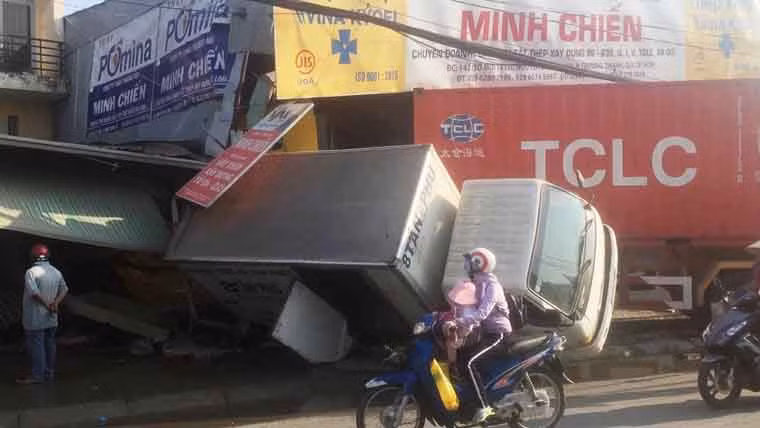 Ghi nhận từ hiện trường, toàn bộ phần trước số nhà 1431 bị đổ sập hoàn toàn. Ngoài ra, 1 phần của cửa hàng vật liệu xây dựng cũng bị hư hỏng. Riêng đầu xe container biến dạng, nằm trong căn nhà 1431.